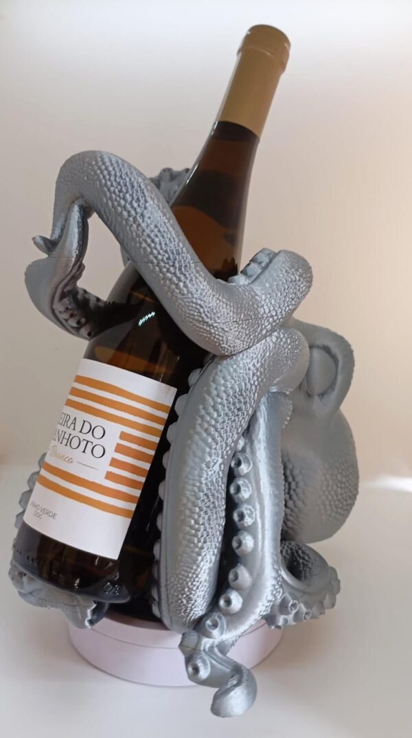 Pulpo Botellero sosteniendo una botella de vino