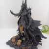 Figura de Sauron, el Señor Oscuro, vista frontal con detalles de su armadura y base decorativa.