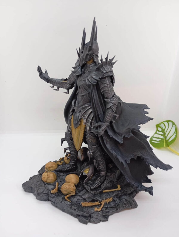 Figura de Sauron, el Señor Oscuro, vista frontal con detalles de su armadura y base decorativa.