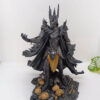 Figura de Sauron, el Señor Oscuro, vista frontal con detalles de su armadura y base decorativa.