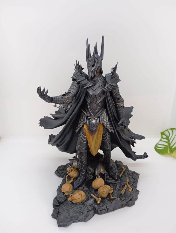 Figura de Sauron, el Señor Oscuro, vista frontal con detalles de su armadura y base decorativa.