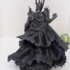 Figura de Sauron, el Señor Oscuro, vista frontal con detalles de su armadura y base decorativa.