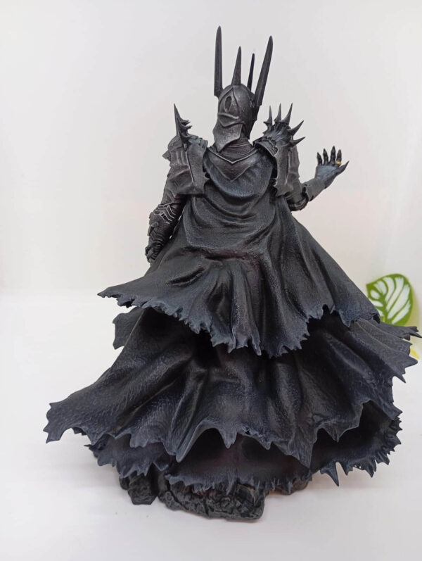 Figura de Sauron, el Señor Oscuro, vista frontal con detalles de su armadura y base decorativa.