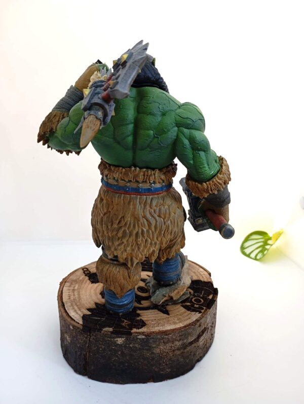 Figura de Thrall, el Guerrero Épico de World of Warcraft, pintada a mano con base grabada.