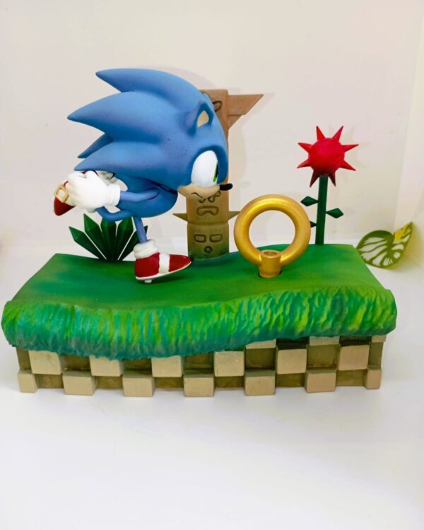 Figura de Sonic en Green Hill, vista frontal con detalles del anillo dorado y la base decorativa.