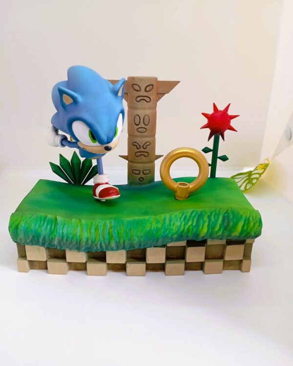 Figura de Sonic en Green Hill, vista frontal con detalles del anillo dorado y la base decorativa.