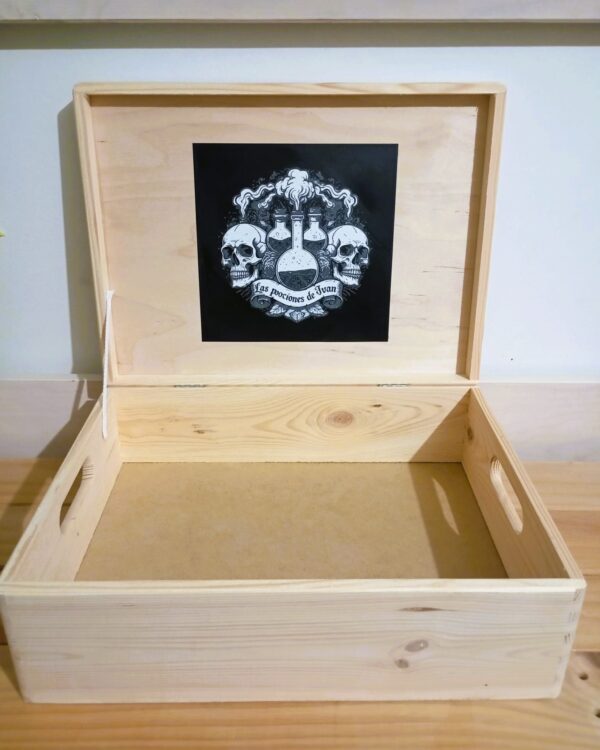 Caja personalizada de madera con grabado floral y nombres grabados.