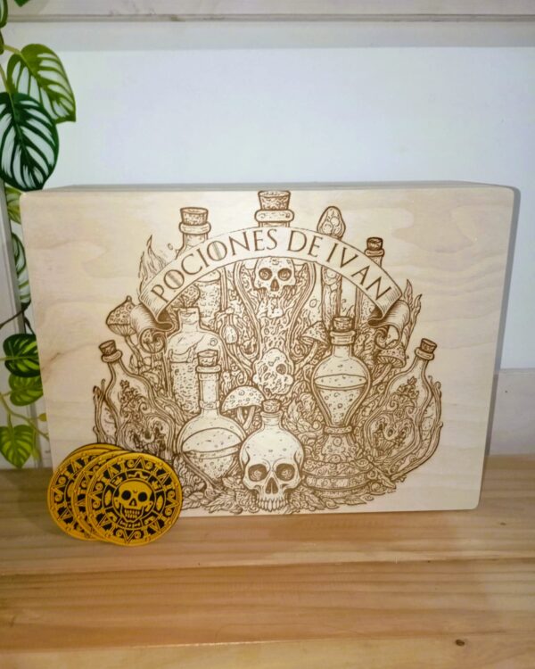 Caja personalizada de madera con grabado floral y nombres grabados.