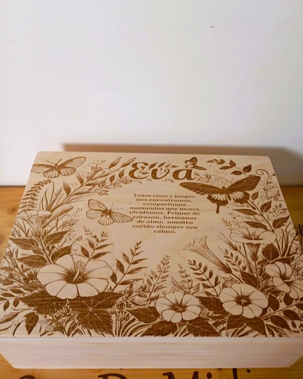 Caja personalizada de madera con grabado floral y nombres grabados.