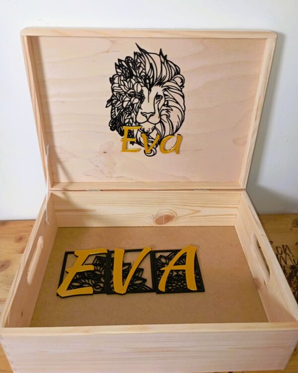 Caja personalizada de madera con grabado floral y nombres grabados.