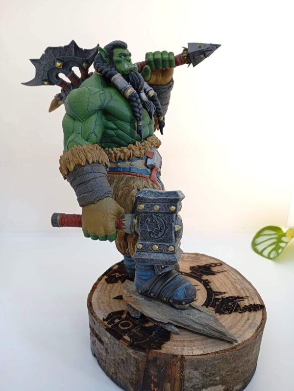 Figura de Thrall, el Guerrero Épico de World of Warcraft, pintada a mano con base grabada.