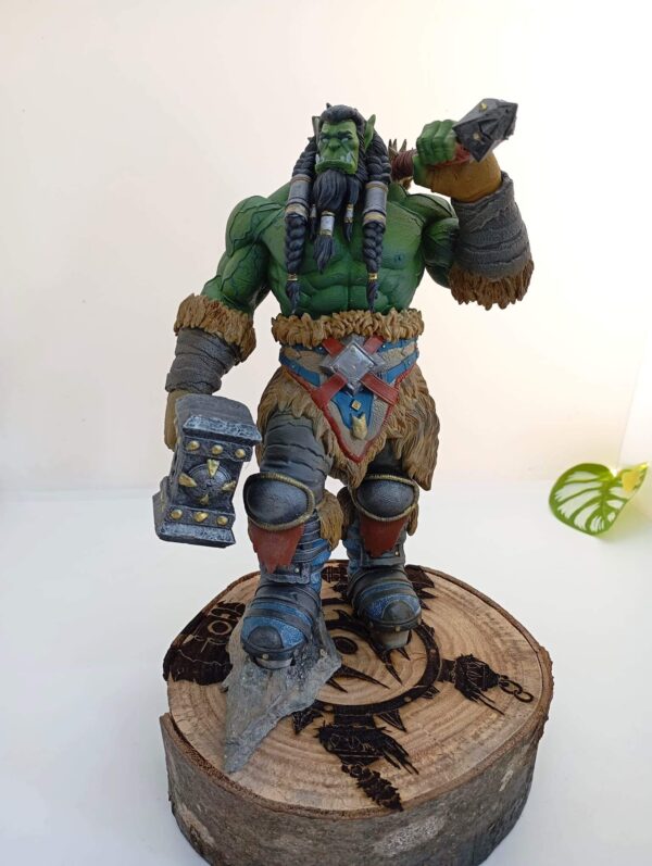 Figura de Thrall, el Guerrero Épico de World of Warcraft, pintada a mano con base grabada.